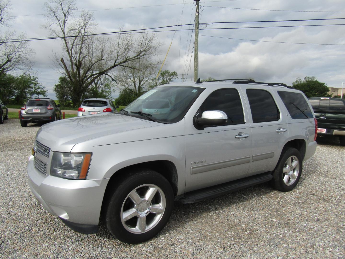 2013 Silver /Gray Chevrolet Tahoe (1GNSCBE04DR) with an V8 engine, Automatic transmission, located at 15016 S Hwy 231, Midland City, AL, 36350, (334) 983-3001, 31.306210, -85.495277 - Photo#2